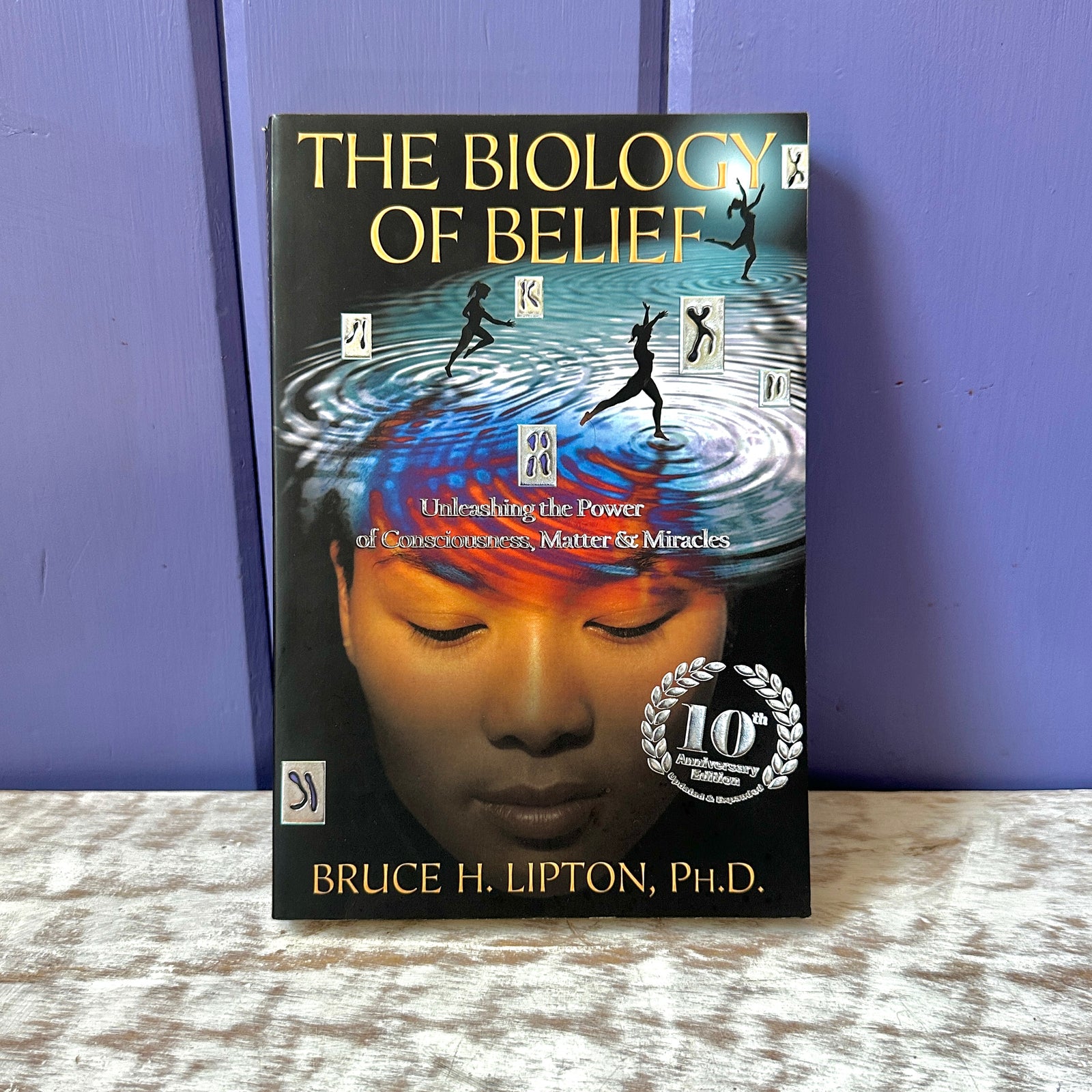 The Biology of Belief 10th Anniversary Edition: Unleashing the Power of Consciousness, Matter & Miracles
