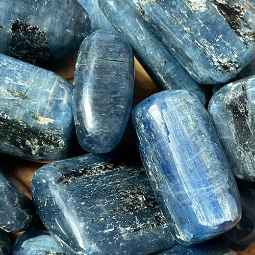 Naturel Haut Qualité Bleu Cyanite Coussin Cabochon 11.80Cts. Desseré Naturel Haut Qualité Bleu Cyanite Coussin Cabochon 11.80Cts. Desseré
